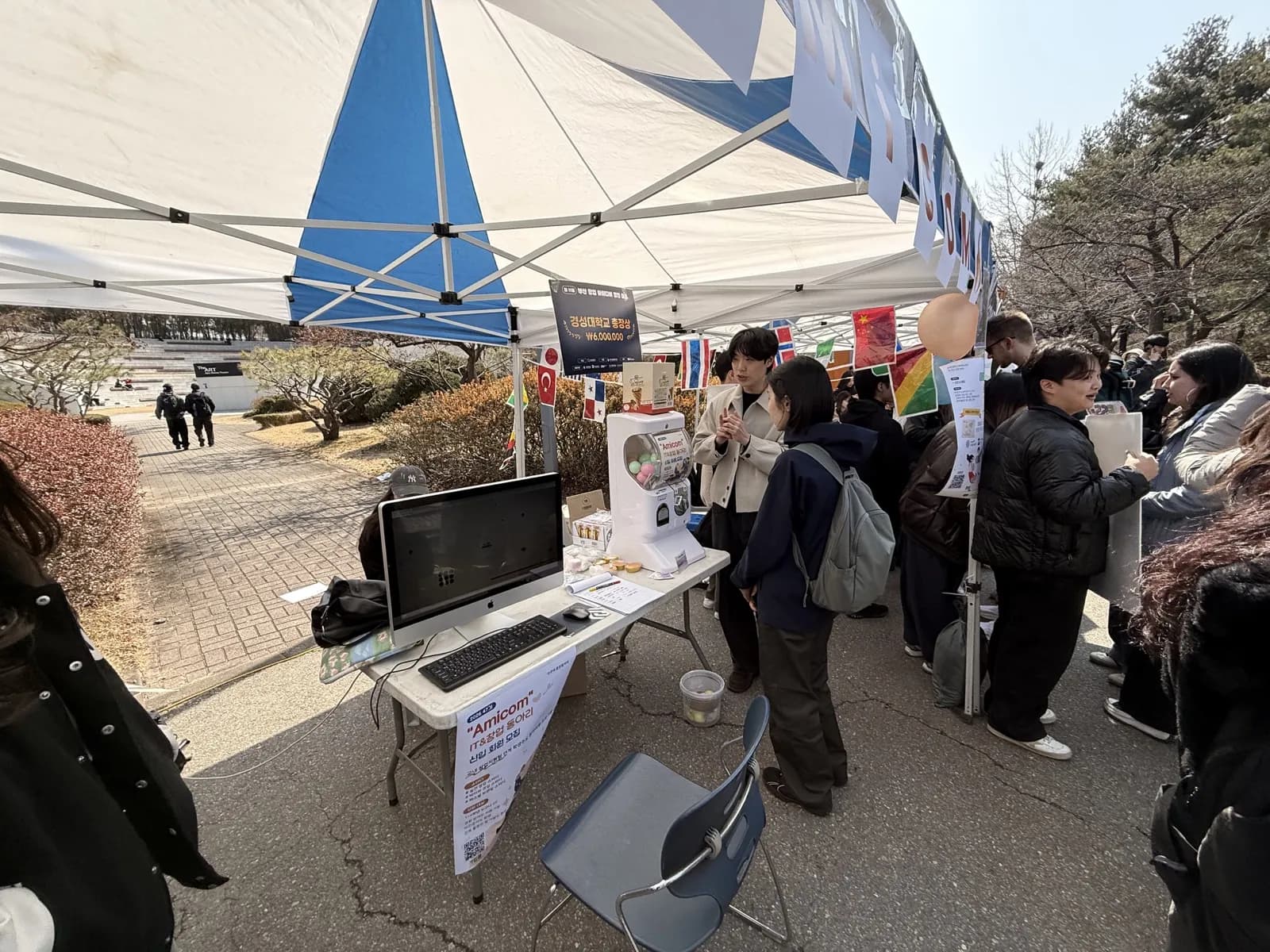 多くの来場者が集まる屋外サークル博覧会とAJOU ARCADEブース