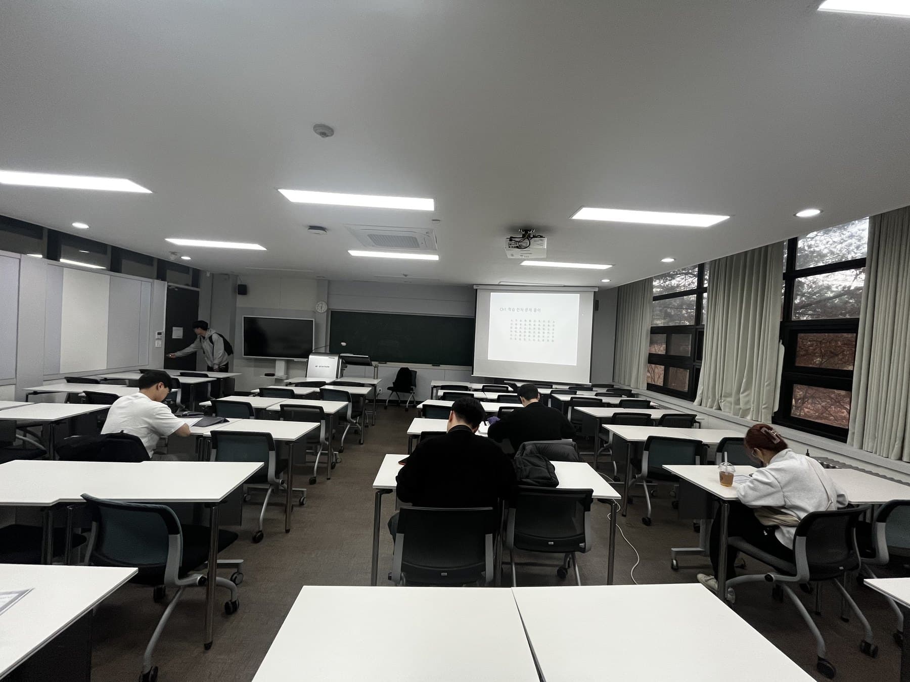 日本語基礎スタディの授業風景